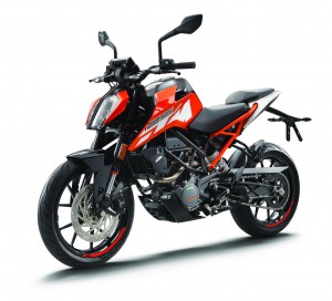 154737_KTM 125 DUKE front left MY 2017