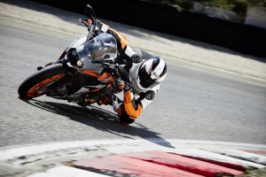 KTM RC 390_Action 02